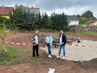 Das Band hat unsere bald Beigeordnete Nina Spies durchschnitten, links unser Gemeindearbeiter Dominik Bettinger und rechts unser bald Bürgermeister Christof Dahl.